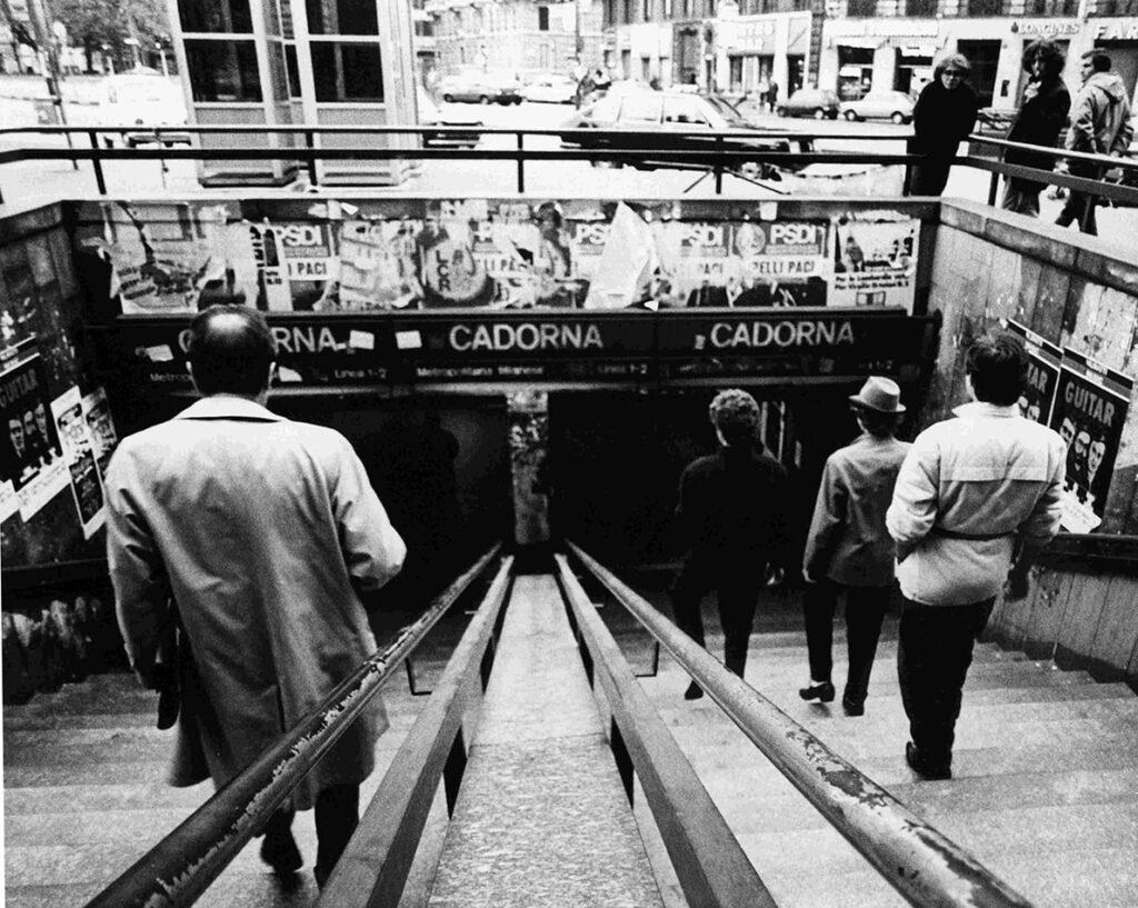 Immagine di investigatori privati in una stazione della metro di Milano nel 1969